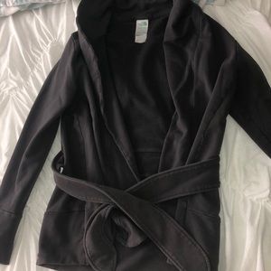 gray north face jacket w tie
